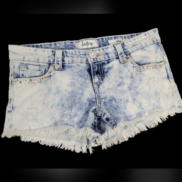 𝅺daytrip Gemini Stone Washed Jean Shorts with Fringe and Sparkle Embellishments - Picture 2 of 4